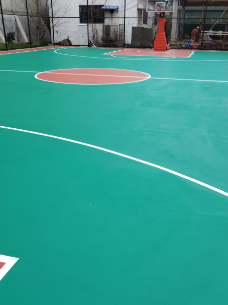 群英乡 球场长期使用易出现地面开裂